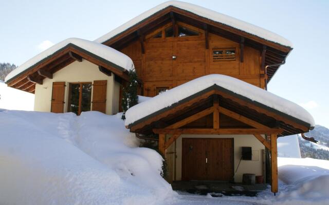 Sunny Chalet in Les Gets with Jacuzzi