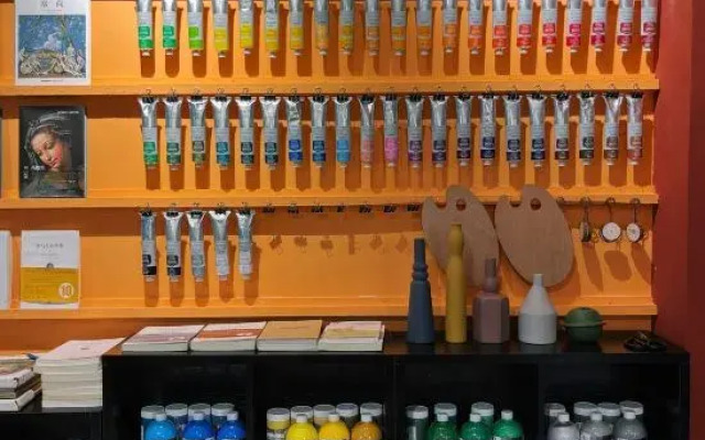 Sanya Yomovo – Bridge House Art Inn