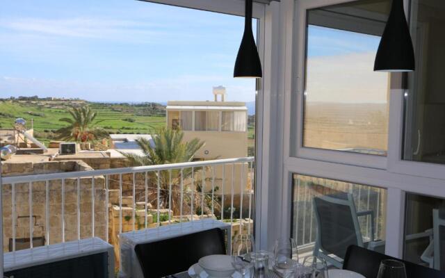 Wileg 4A Luxury Studio Apartment with Shared Swimming Pool.