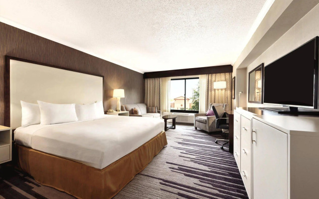 DoubleTree by Hilton Milwaukee - Brookfield