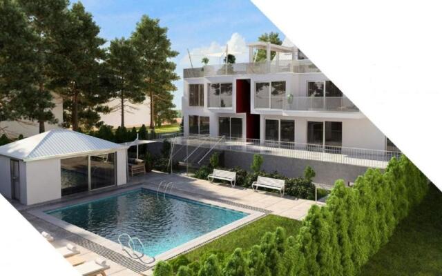 Yellow Flower Apartment with Pool - 5 min to Lake