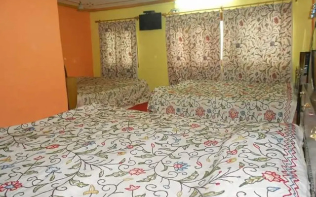 Goroomgo Rooma Srinagar