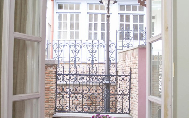 Apartment On Saadi Str Old Tbilisi