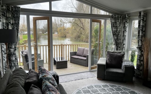 Beautiful and Tranquil Lakeside Lodge - Sleeps 5