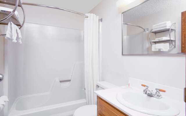 Super 8 by Wyndham Clear Lake