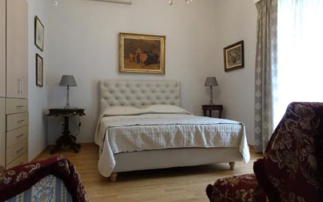 Marion-Athenian Style Apartment