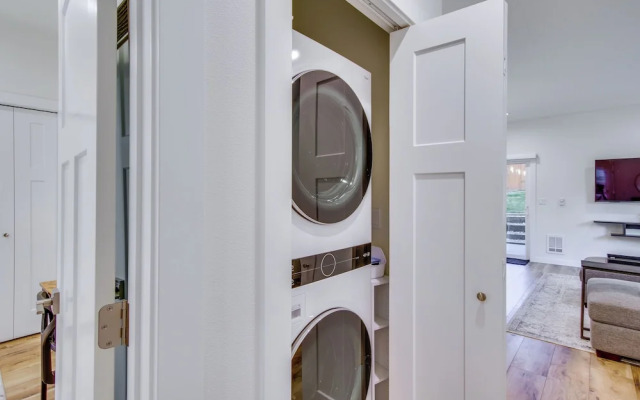 Modern Kirkland Home w/ Private Yard & Fire Pit!