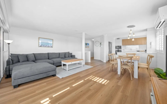 Stylish 4-bed Townhouse With Panoramic Ocean Views – Guest Rooms – Brisbane