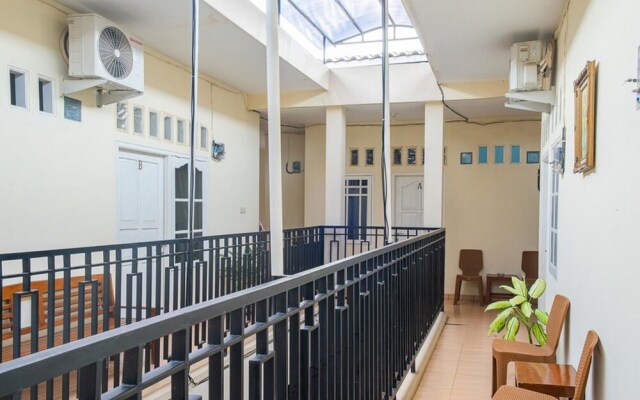 Guest House Kost and Kantin by RedDoorz