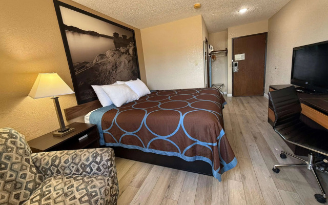 Super 8 by Wyndham Hutchinson