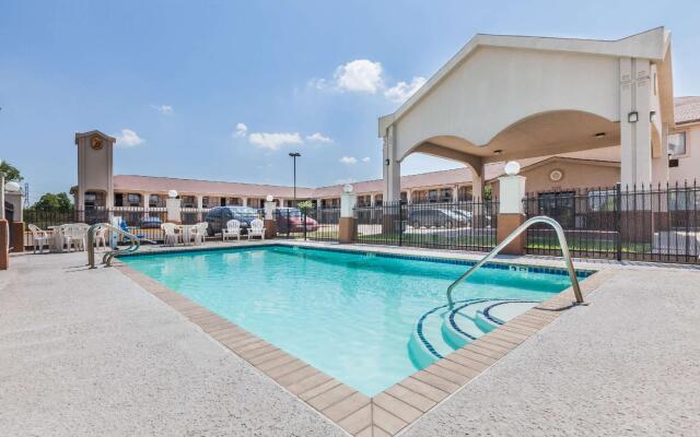 Super 8 By Wyndham Houston/Dtwn/I-610