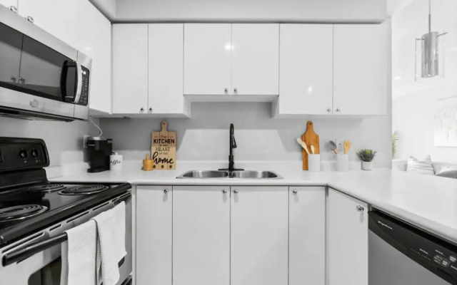 Contemporary 3BR Townhouse in Ajax Cozy Central