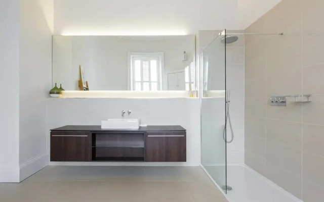 Luxurious Bathroom in a Central Georgian Apartment