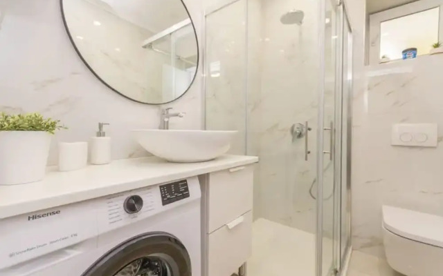 Teresa - Great Location & Parking - A1