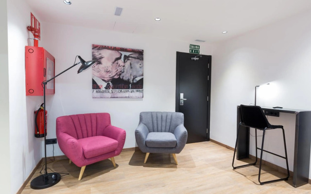 Airhostel Barcelona Airport 24h