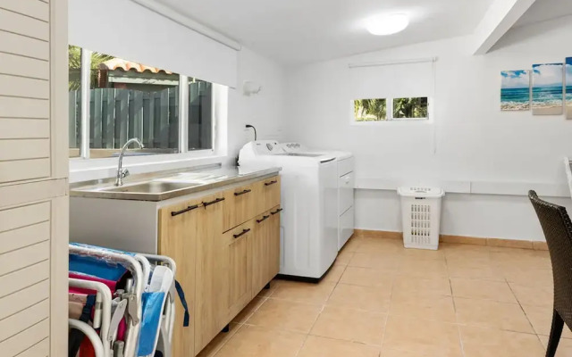 Cozy 3BR Town Home in Gated Community Palm Beach