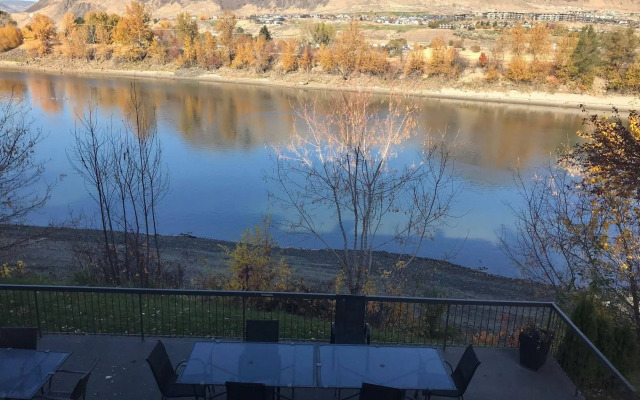 Riverland Inn & Suites