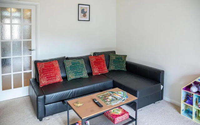 3BR Detached Bungalow w/Parking