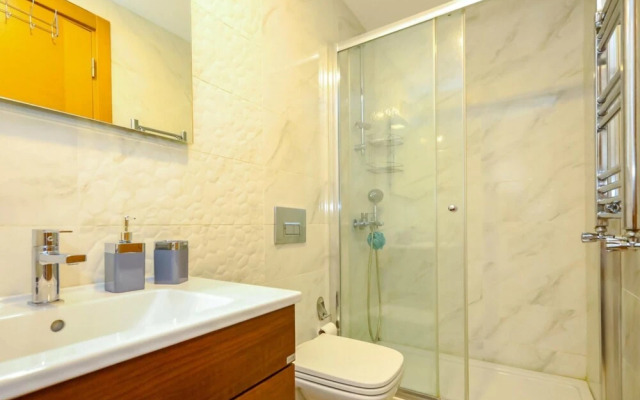 Business-friendly Res With Pool in Fikirtepe