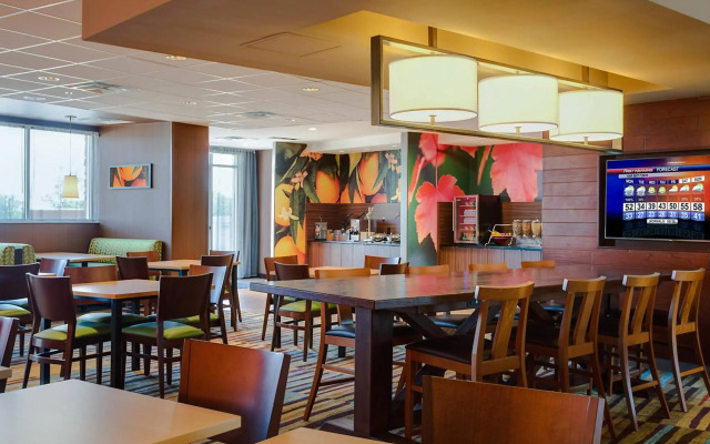 Fairfield Inn & Suites Dallas West/i-30