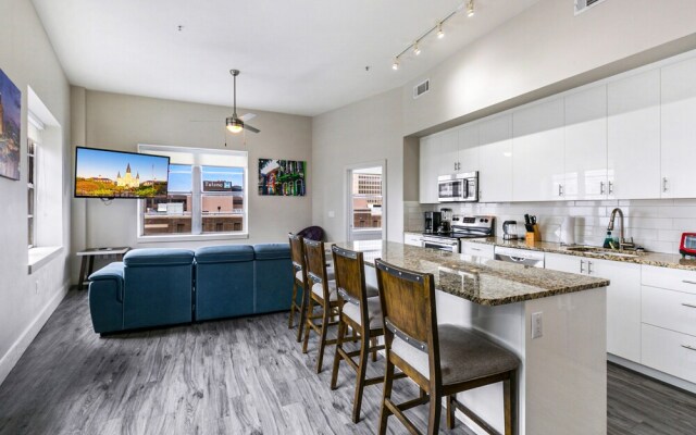 Elegant 2BR condo Walk to French Quarter