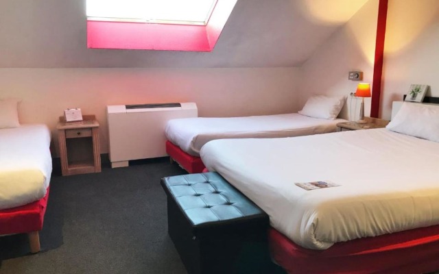 Brit Hotel Aux Sacres