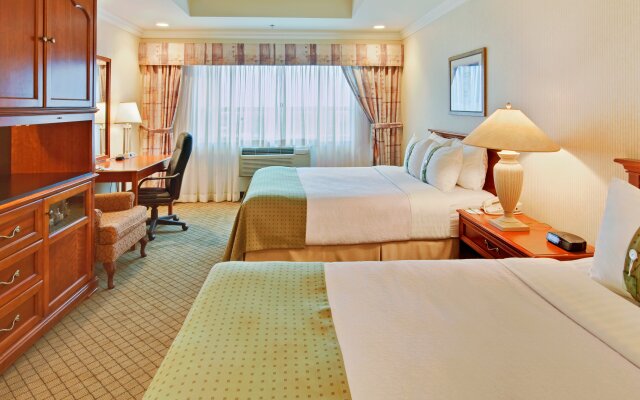 Holiday Inn Hotel & Suites Oakville @ Bronte by IHG