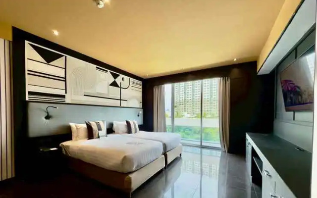 The Quarter Saphankhwai by UHG