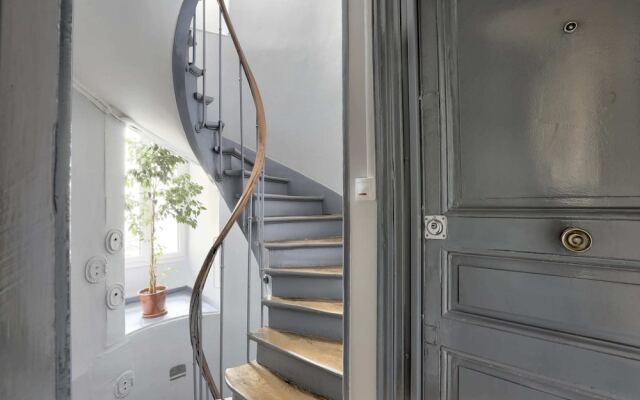 Classy and Cosy 1-bedroom Ensuite, 2min Walk From Cadet Metro