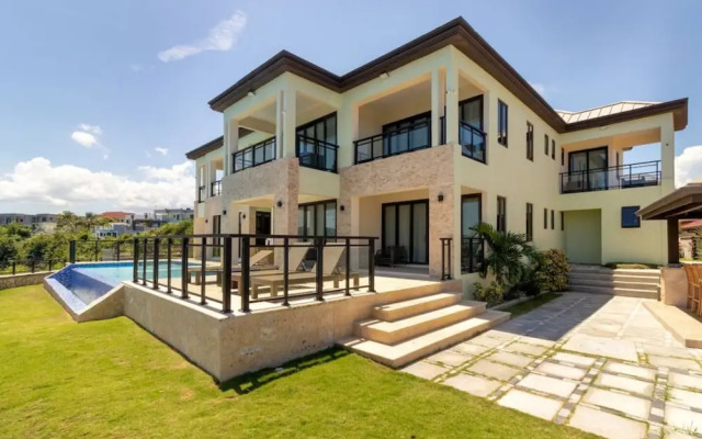 Panoramic Cliffside Luxe Villa