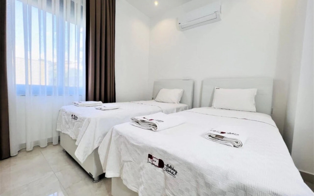 Villa With Private Pool and Terrace in Alanya