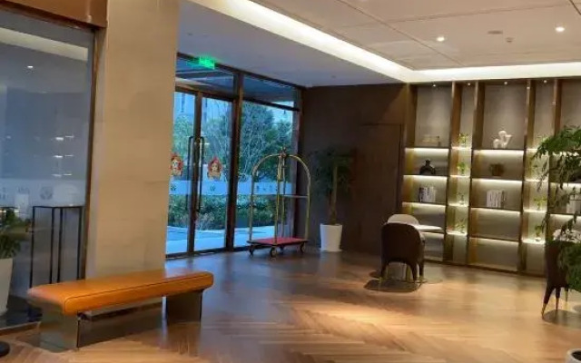 Lotus Hotel（Wanda Mall at Dianshan Lake Avenue Metro Station）