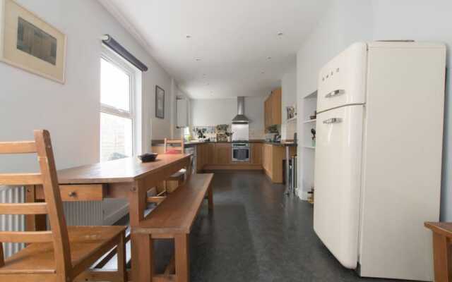 Beautiful 2 Bedroom House in Hackney