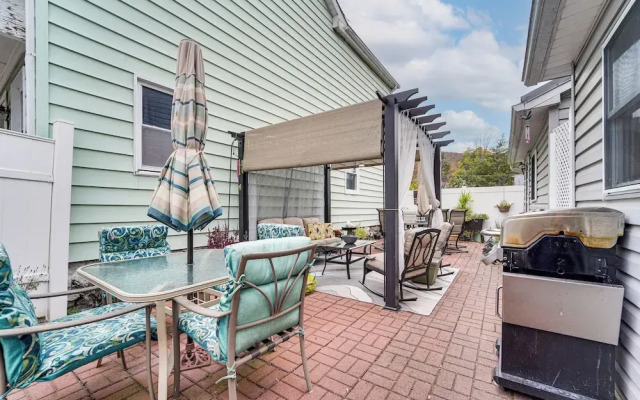 Grill, Dine & Relax Outside: Home in Tyrone!
