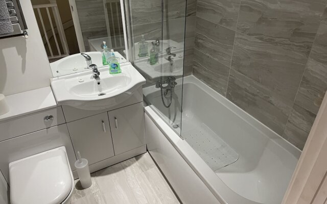 3-bed House in Stoke-on-trent Free Sky Free Wifi