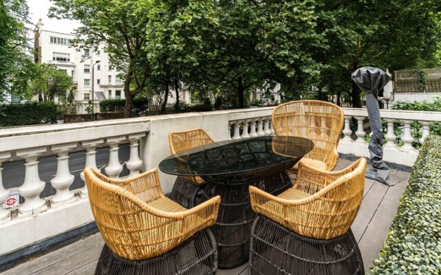 Luxury 2BD Apartment in Holland Park