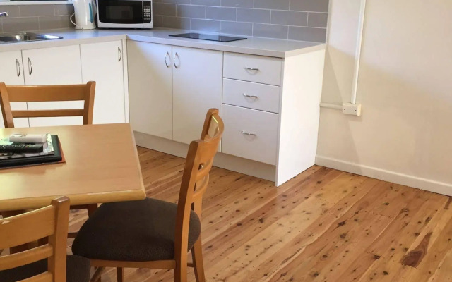 Ruthven Street Motor Inn