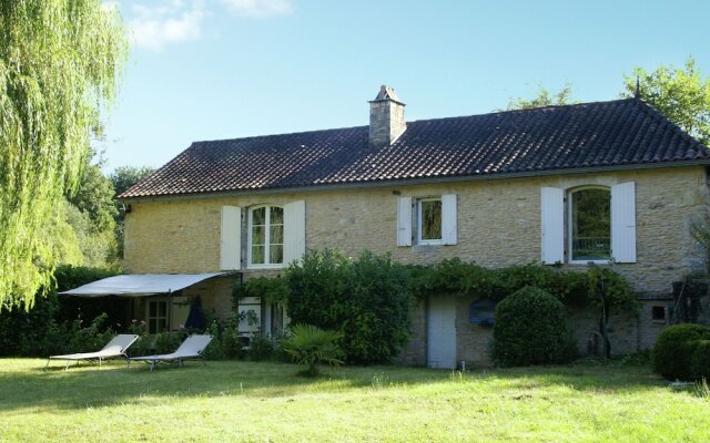 Characteristic House Near Villefranche-Du-Périgord with Round Private Swimming Pool