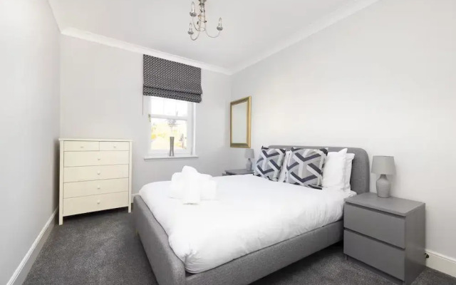 Modern Flat with Free Parking