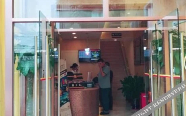 Super 8 Hotel (Beijing Shiliuzhuang Metro Station)