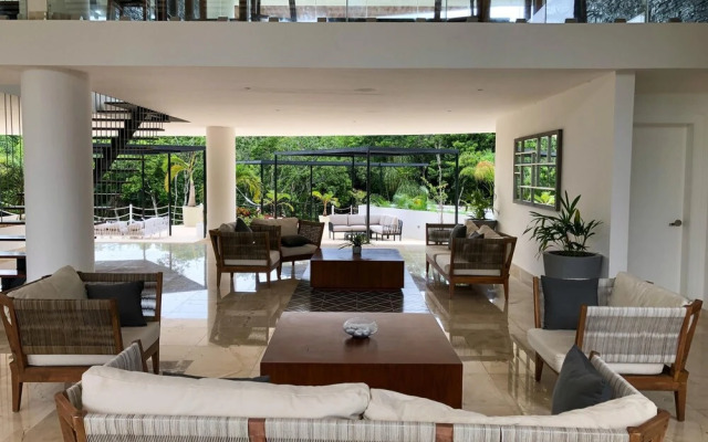 Lovely Charming Condo With Balcony and Great Pool Facilities