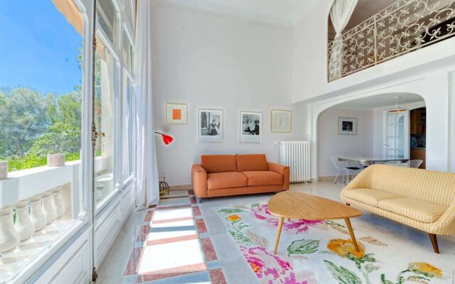 Stylish Apartement In Historical Residence