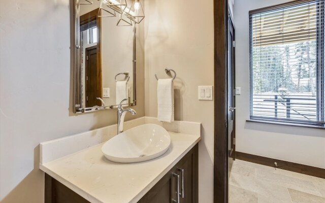 Five Peaks Townhouse with Garage and Hot Tub by RedAwning