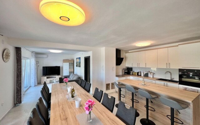 Large Holiday House With Swimming Pool and Terrace