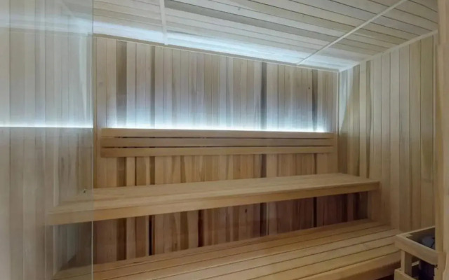 Palmarena Rooms and Residences - Long Stay Comfort with Parking, Sauna, Gym and Pool (Steps from 5th Avenue)