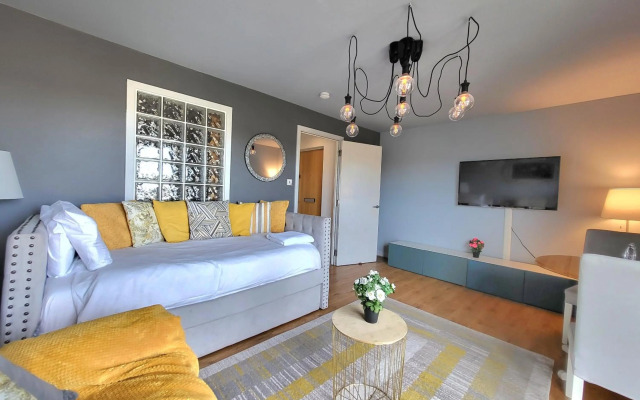 4 Separate Beds, Sleeps 6, Beautiful 2 bed Apt