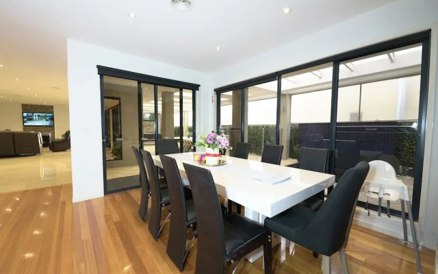 Luxury 7BRM Lakeside BigHouse Point Cook