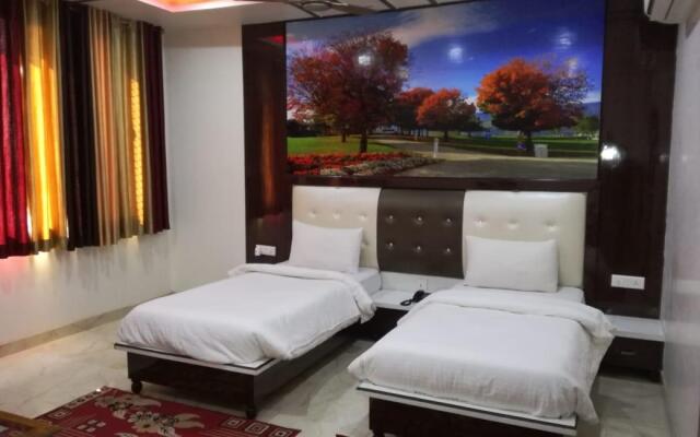 Hotel Dhanraj Palace