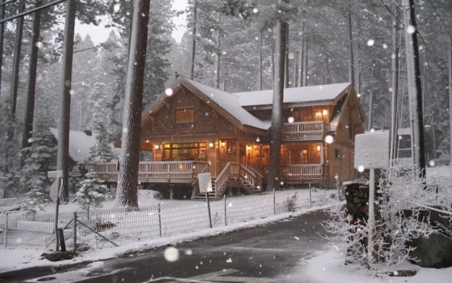 Smokey Joes 5 Bedroom Cabin by RedAwning