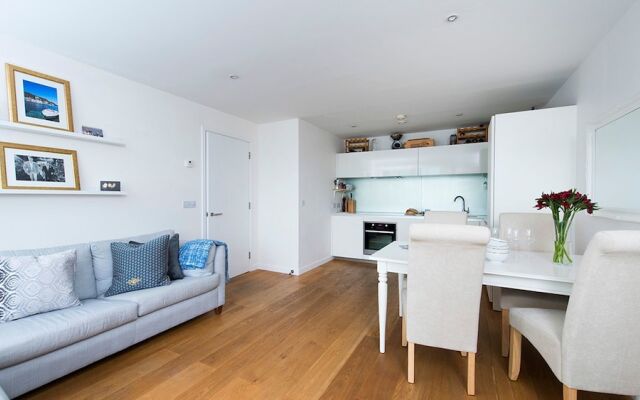 Contemporary 2br Apartment in East Putney